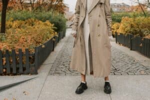 Wie lang sollte ein Trenchcoat sein?